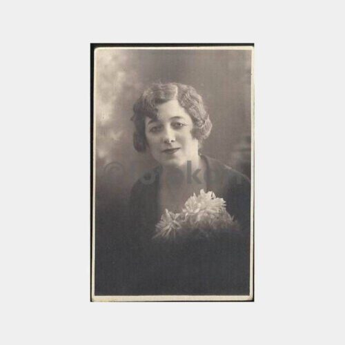1927 Çiçek Yakalı Kadın Fotoğraf