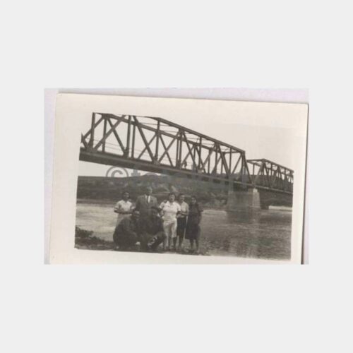 Demiryolu Köprüsü Altında Bir Grup Fotoğraf