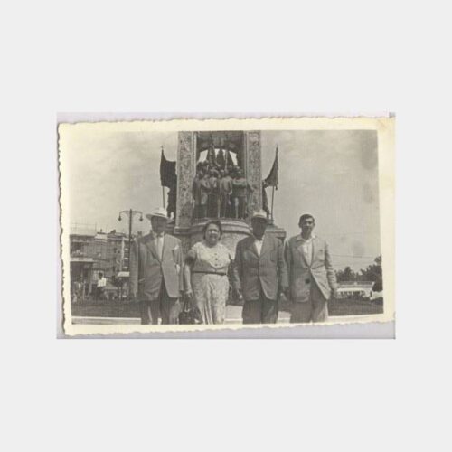 Taksim Cumhuriyet Anıtı Önü Aile Fotoğraf