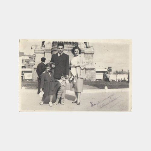 1950 Taksim Anıt Önünde Aile Görünüş Fotoğraf