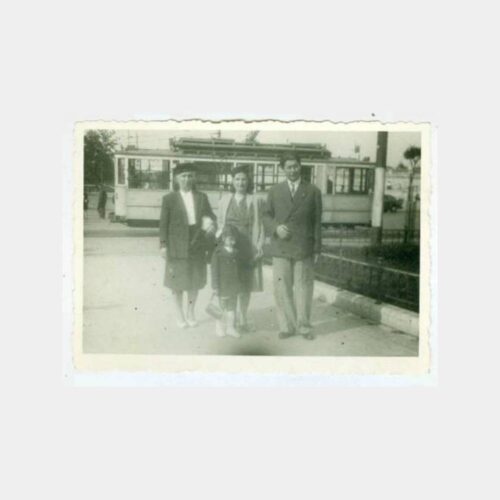 1940 Taksim Aile ve Tramvay Görünüş Fotoğraf