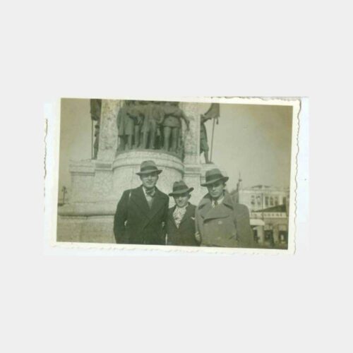 1935 Taksim Cumhuriyet Anıtı Önünde Fotoğraf