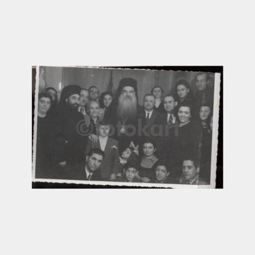 Ermeni Din Adamı ve Grup Fotoğrafı