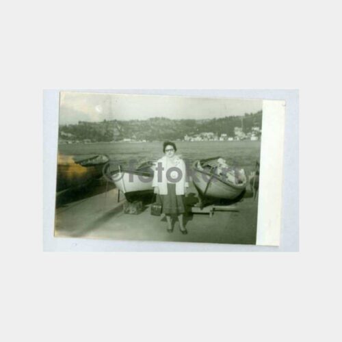 1976 Boğaziçi Sahili Kayıklar Kadın Fotoğraf