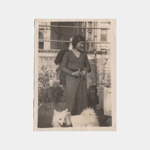 1930 Köpekli Kadın Konulu Fotoğraf