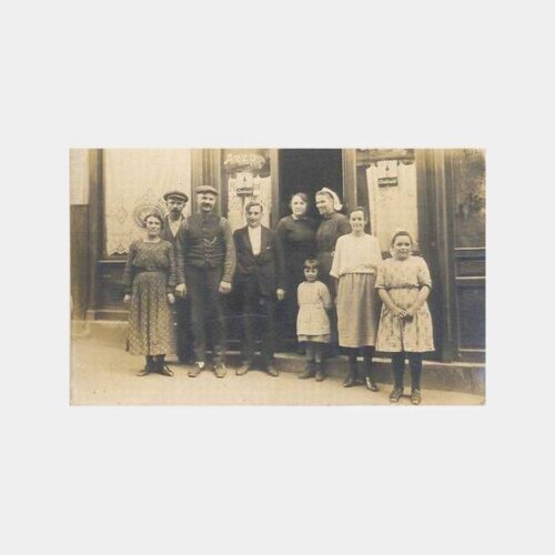 Pastane Önü Aile Hatıra Fotoğraf