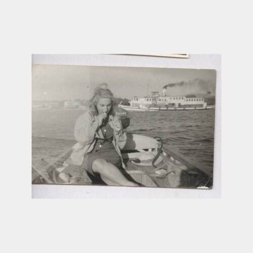 Sandalda Kadın ve Boğaziçi Vapuru Fotoğraf