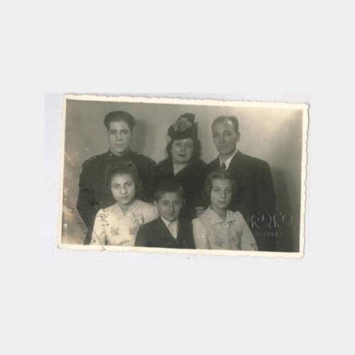 1944 Şapkalı Kadın Ailesi Stüdyo Fotoğraf