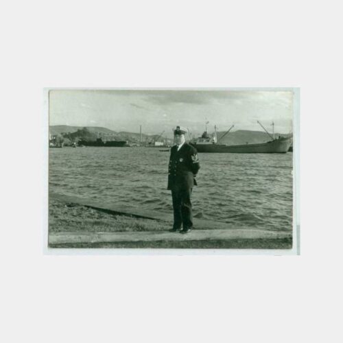 1973 Boğaziçi Şilep Önünde Denizci Fotoğraf