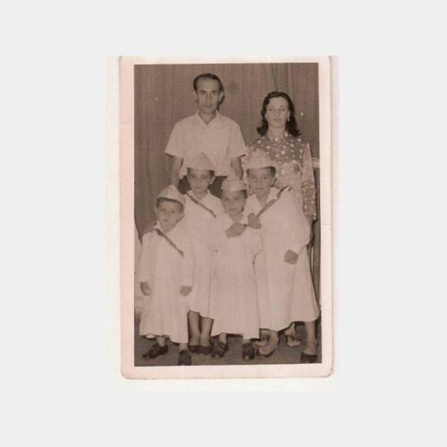 Dört Sünnet Çocuğu Aileleri ile Birlikte Fotoğraf