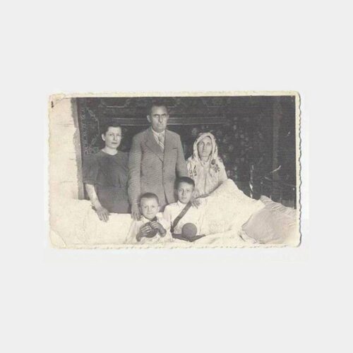 Sünnet Çocuğu Ailesiyle Fotoğraf