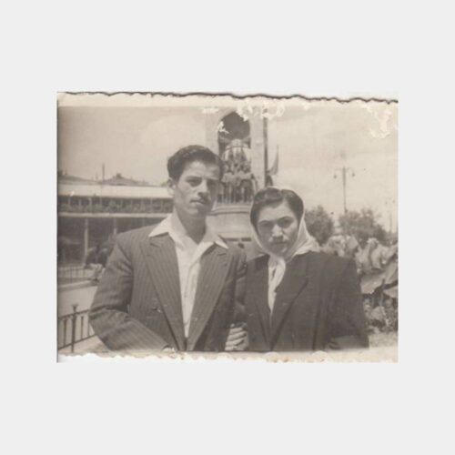 1949 Taksim Anıt Önünde Aile Konulu Fotoğraf