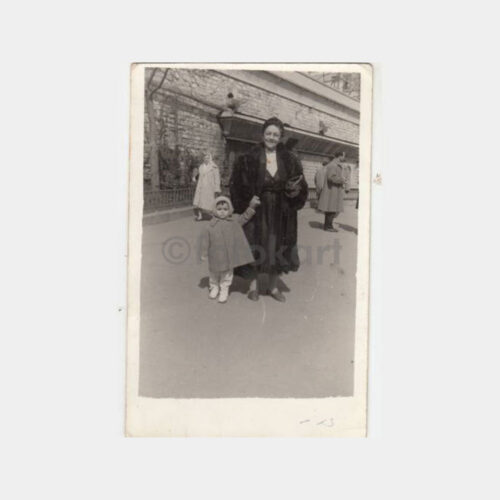 1940 Tramvay Önünde Kürklü Kadın Fotoğraf