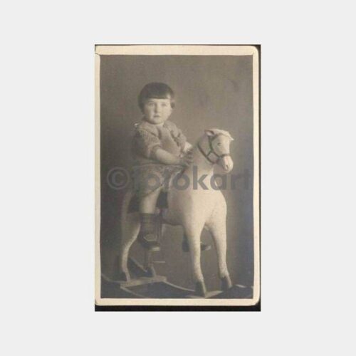 At Üzerinde Çok Güzel Çocuk Fotoğrafı