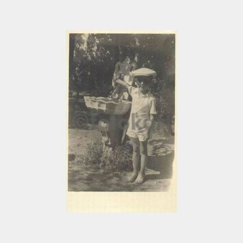 Çeşmede Poz Vermiş Kasketli Çocuk Fotoğraf