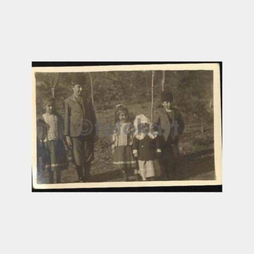 Fesli Çocuklar ve Kız Kardeşleri Fotoğraf
