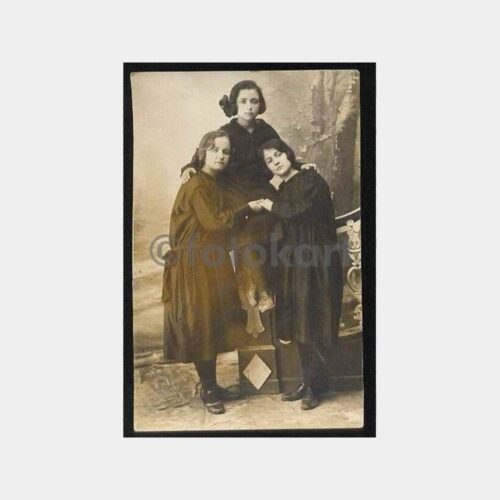 Üç Kız Öğrenci Formalı Stüdyo Fotoğraf