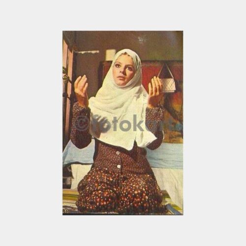 Hülya Koçyiğit Dua Ederken Kartpostal