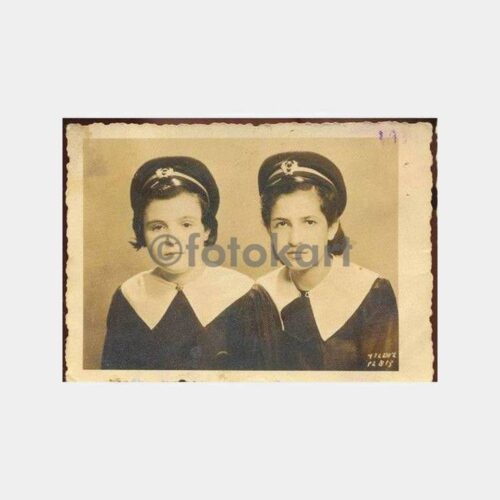 Şapkalı İki Kız Öğrenci Fotoğraf