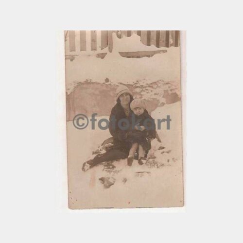 1930 Artvin Anne ve Çocuk Karda Fotoğrafı
