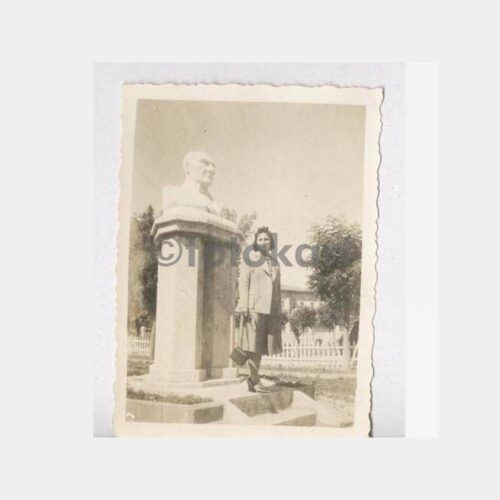 1942 Sivas Ata Heykeli Önünde Kadın Fotoğraf