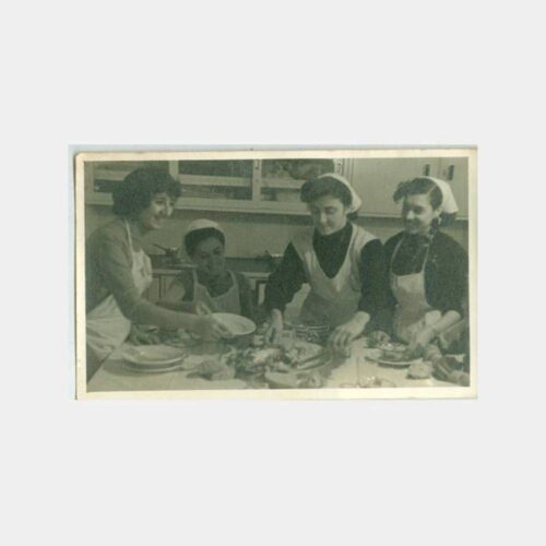 1955 Yemek Kültürü Kız Öğrenciler Konulu Fotoğraf