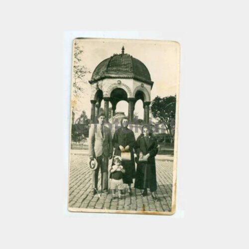 1938 III. Ahmet Çeşmesi Önünde Aile Fotoğraf