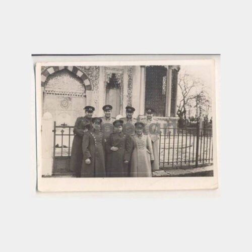 Sultanahmet Çeşme Önünde Subaylar Fotoğraf