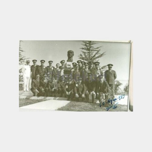 1973 Edremit Ata Heykeli Önü Subaylar Fotoğraf
