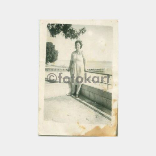 1940 Florya Plajı Teras Kadın Fotoğraf