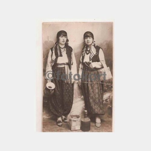 Folklor Giysili Kızlar Stüdyo Fotoğrafı