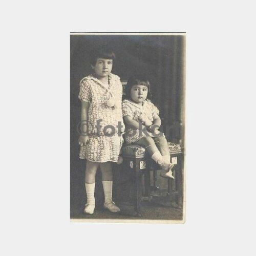 İlginç Kıyafetli İki Kız Stüdyo Fotoğraf