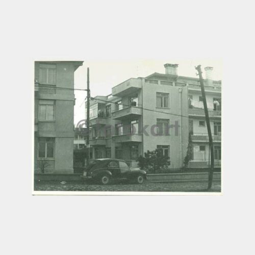 1970 Kadıköy Ev Önünde Eski Otomobil Fotoğraf