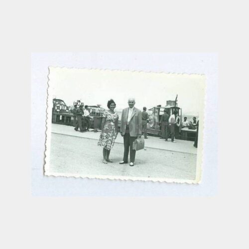 1961 Kadıköy Yolcu Motoru Önünde Aile Fotoğraf