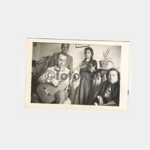 1941 Gitar Çalan Aile Müzik Konulu Fotoğraf