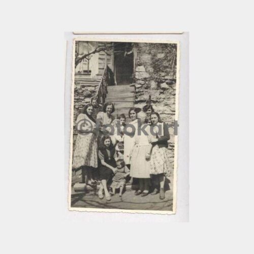 Ahşap Ev Önünde Aile Görünüş Fotoğraf
