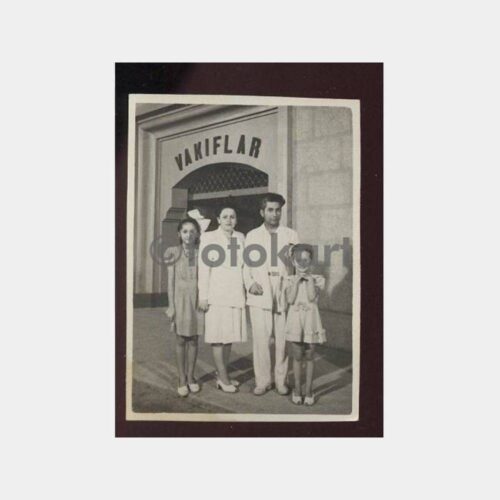 1942 Vakıflar Binası Önünde Aile Fotoğraf