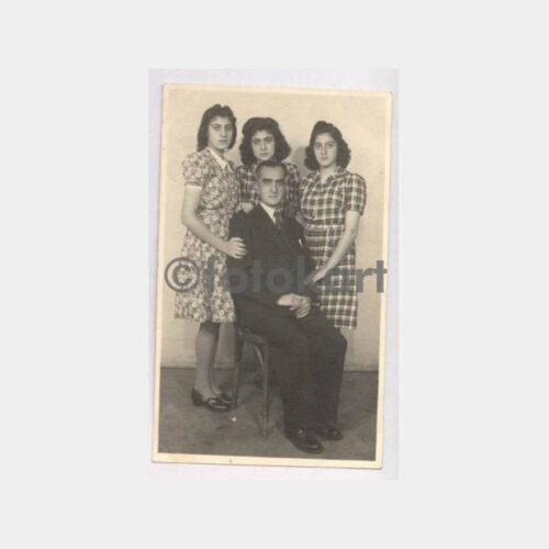 1943 Trabzon Aile Kızlar ve Babası Fotoğraf