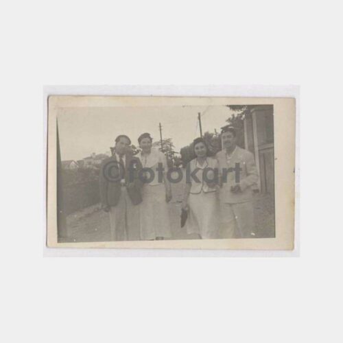 Tarihi Ev Önünde İki Aile Fotoğraf