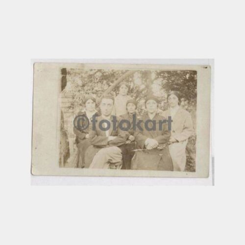 Tarihi Ev Önünde Aile Görünüş Fotoğraf