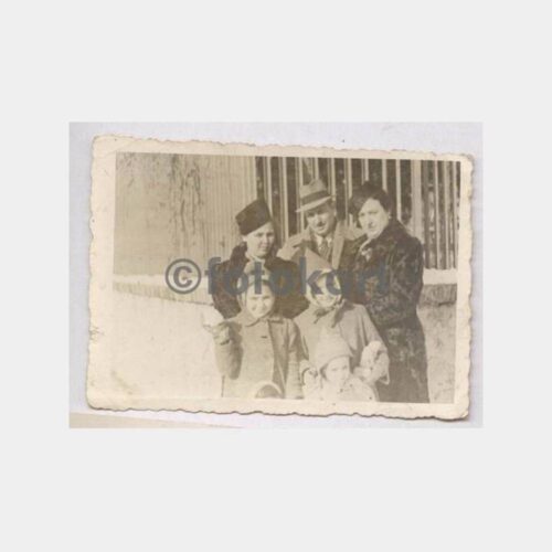 Tarihi Ev Önünde Aile Fotoğraf