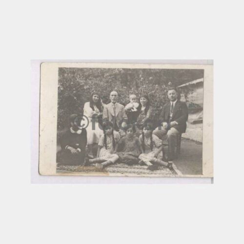 Tarihi Ev Bahçesinde Aile Grup Görünüş Fotoğraf