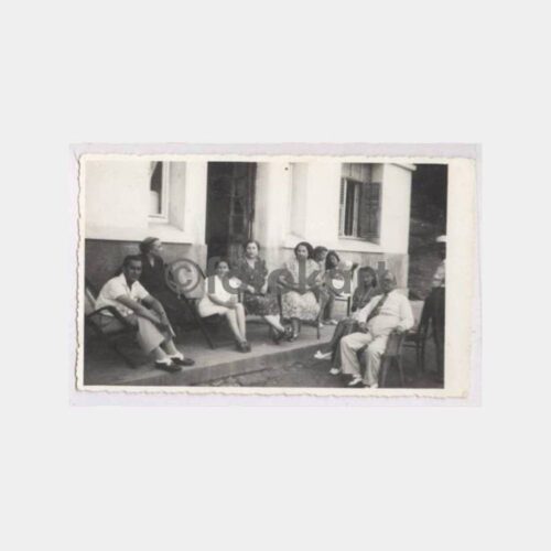 Tarihi Ev Önünde Aile Görünüş Fotoğraf