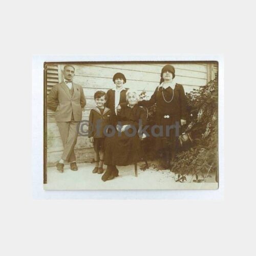 1925 Tarihi Ev Önünde Aile Konulu Fotoğraf