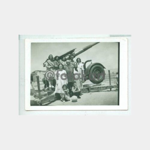 1956 Topçu Uçaksavar Önünde Aile Fotoğraf