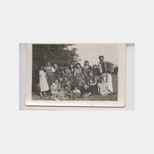 1948 Karacabey Akordeonlu Aile Piknik Fotoğraf