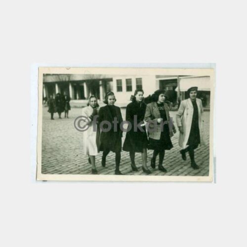 1938 Ankara Caddede Kadınlar Görünüş Fotoğraf