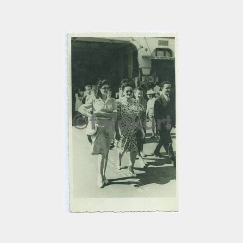 1955 Büyükada İskelesinde Kadınlar Fotoğraf