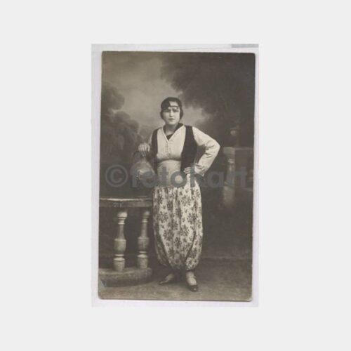 1930 Folklor Konulu Kadın Stüdyo Fotoğraf
