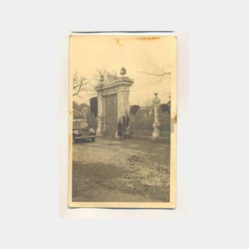 Saray Kapısı ve Eski Otomobil Yabancı Fotoğraf
